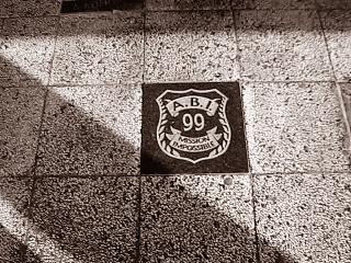 Die Platte vor dem Haupteingang